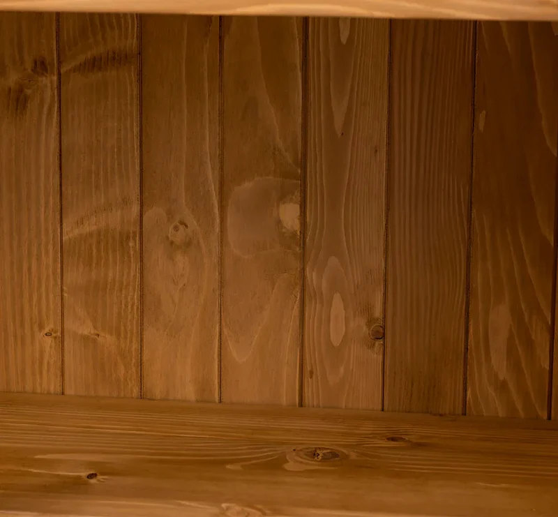 Vitrinenschrank aus Massivholz mit vier Regalböden