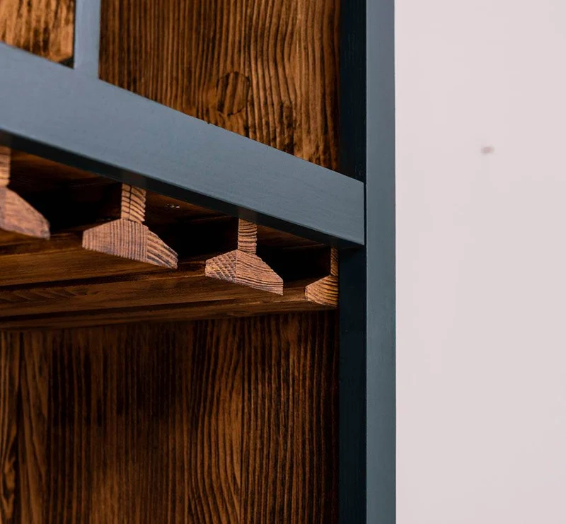 Rustikales Regal aus Massivholz mit Glashalterung | Geschirrschrank