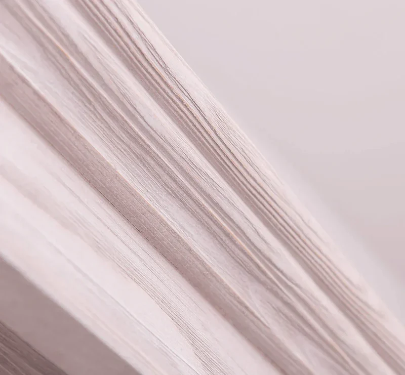 Landhaus Bücherregal aus Massivholz mit Schranktüren in verschiedenen Farben