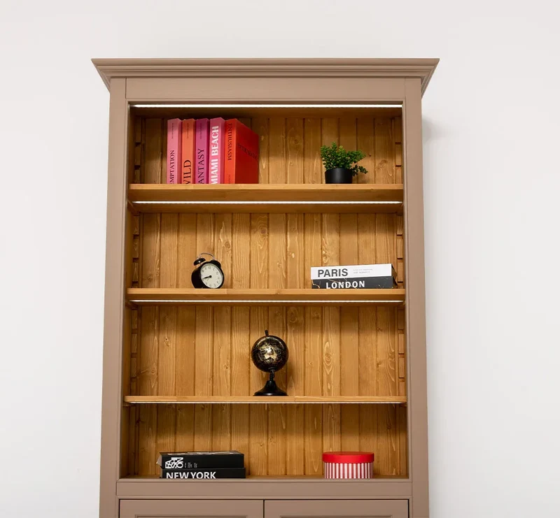 Landhaus Bücherregal aus Massivholz mit Schranktüren in verschiedenen Farben