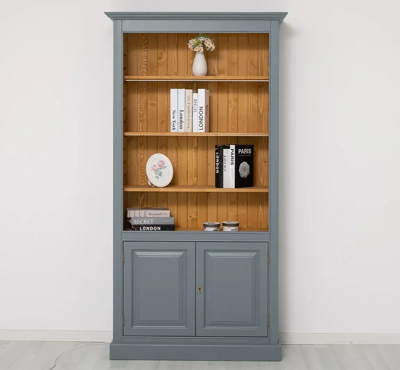 Landhaus Bücherregal aus Massivholz mit Schranktüren in verschiedenen Farben