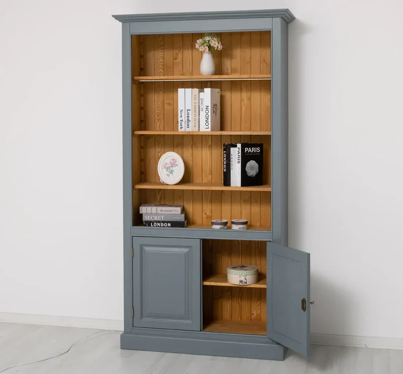 Landhaus Bücherregal aus Massivholz mit Schranktüren in verschiedenen Farben