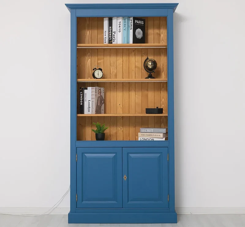 Landhaus Bücherregal aus Massivholz mit Schranktüren in verschiedenen Farben