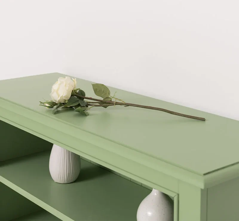 Quadratischer Kommodenschrank mit Türen im Landhausstil