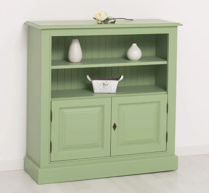 Quadratischer Kommodenschrank mit Türen im Landhausstil