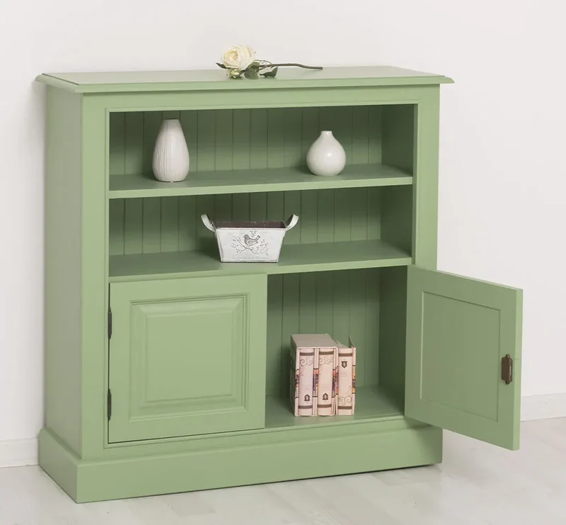 Quadratischer Kommodenschrank mit Türen im Landhausstil