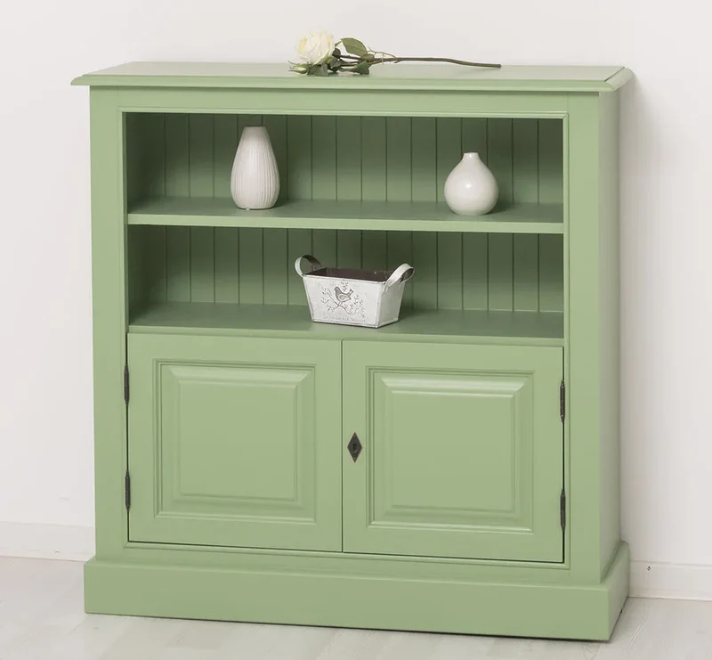 Quadratischer Kommodenschrank mit Türen im Landhausstil