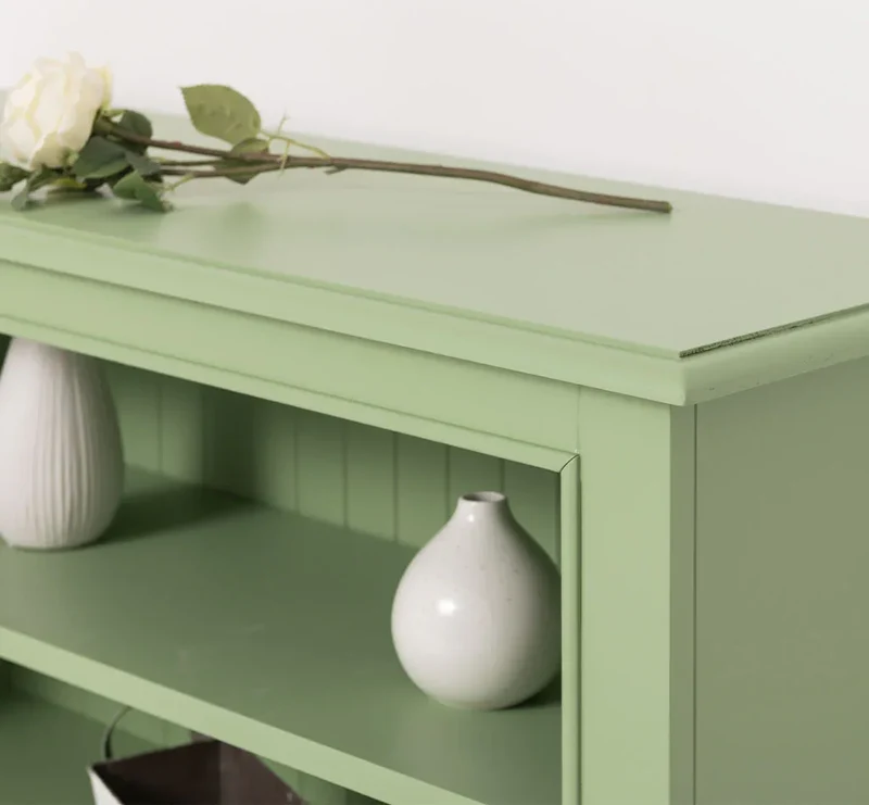 Quadratischer Kommodenschrank mit Türen im Landhausstil