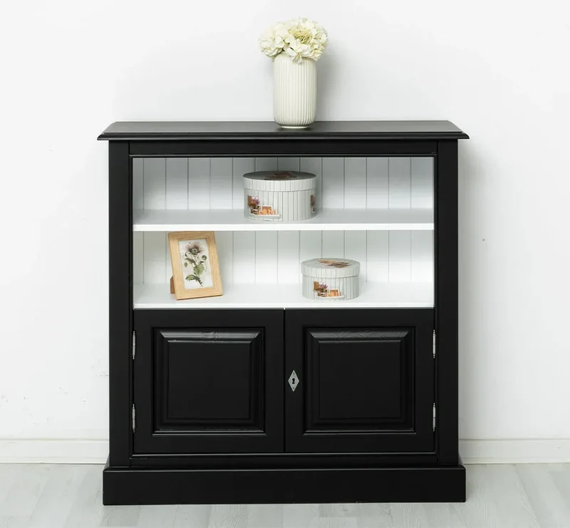 Quadratischer Kommodenschrank mit Türen im Landhausstil