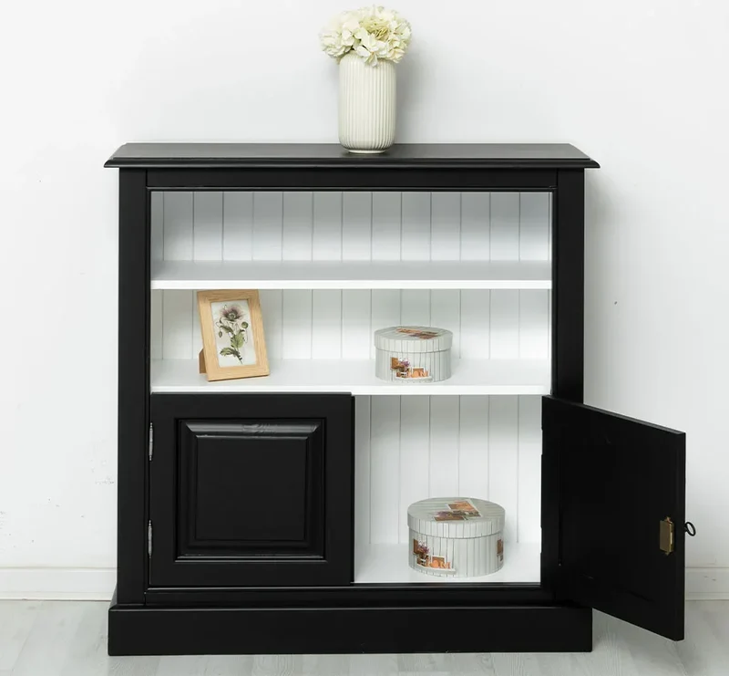 Quadratischer Kommodenschrank mit Türen im Landhausstil