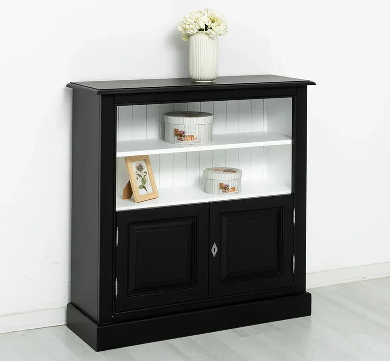 Quadratischer Kommodenschrank mit Türen im Landhausstil