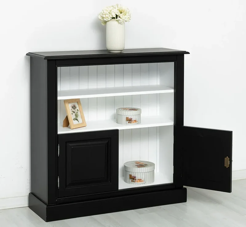Quadratischer Kommodenschrank mit Türen im Landhausstil