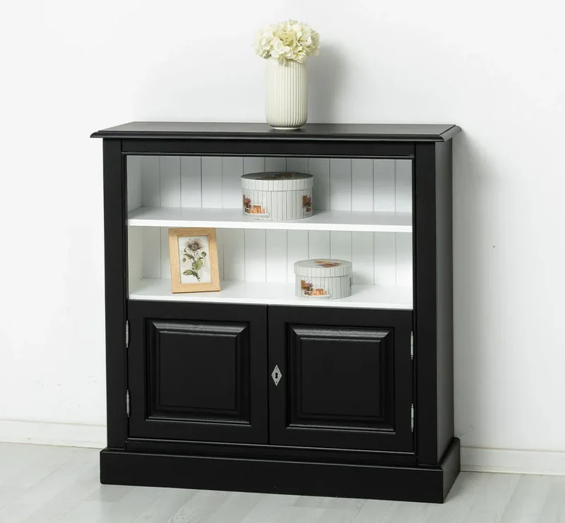 Quadratischer Kommodenschrank mit Türen im Landhausstil