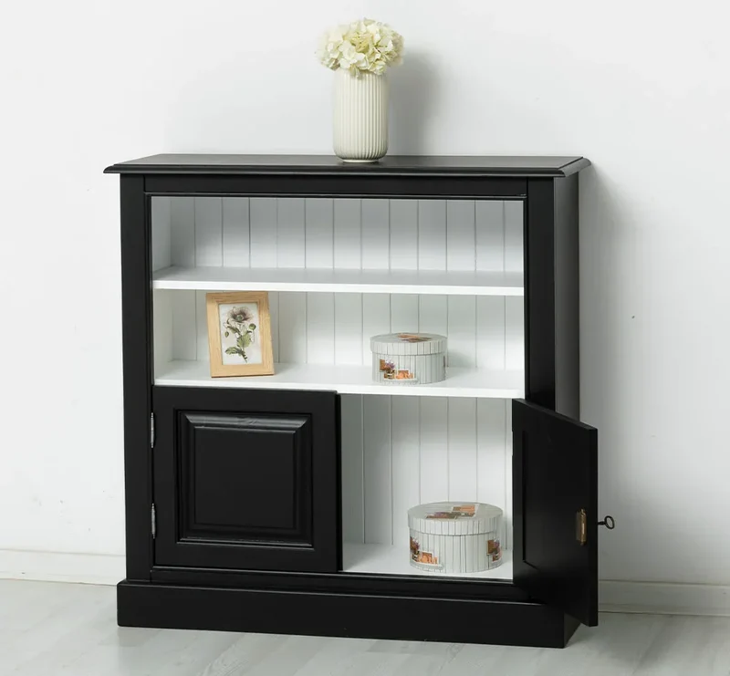 Quadratischer Kommodenschrank mit Türen im Landhausstil