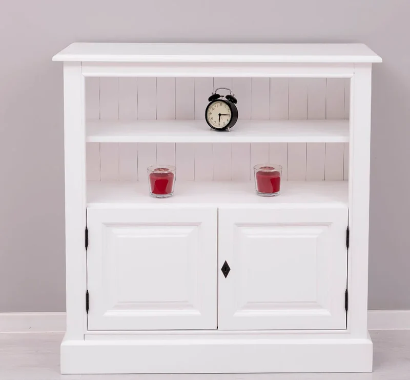 Quadratischer Kommodenschrank mit Türen im Landhausstil