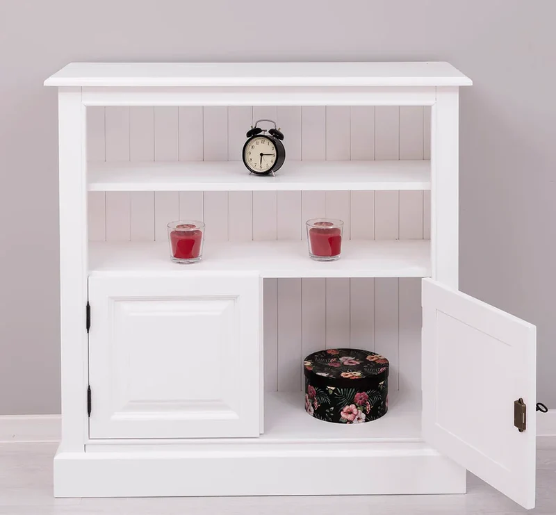 Quadratischer Kommodenschrank mit Türen im Landhausstil