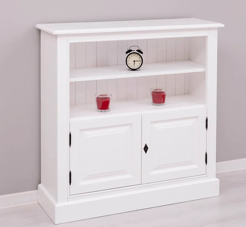 Quadratischer Kommodenschrank mit Türen im Landhausstil