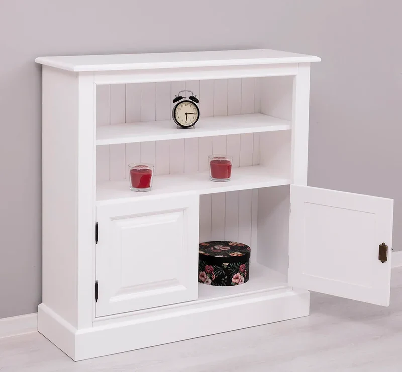 Quadratischer Kommodenschrank mit Türen im Landhausstil