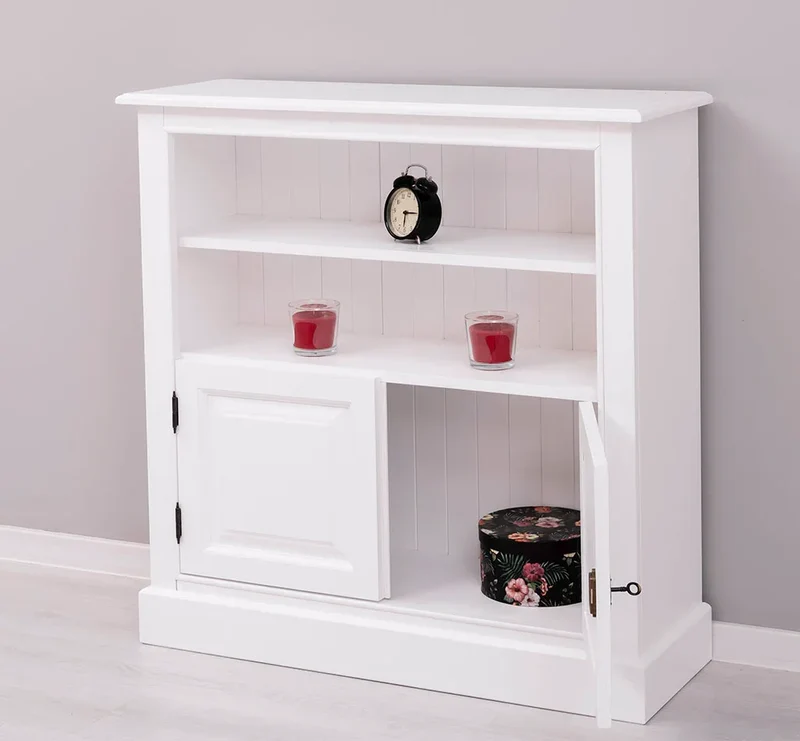 Quadratischer Kommodenschrank mit Türen im Landhausstil