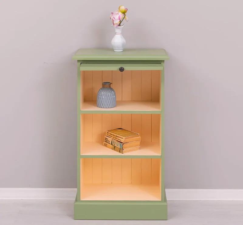 Kleines Bücherregal mit ausziehbarer Ablage