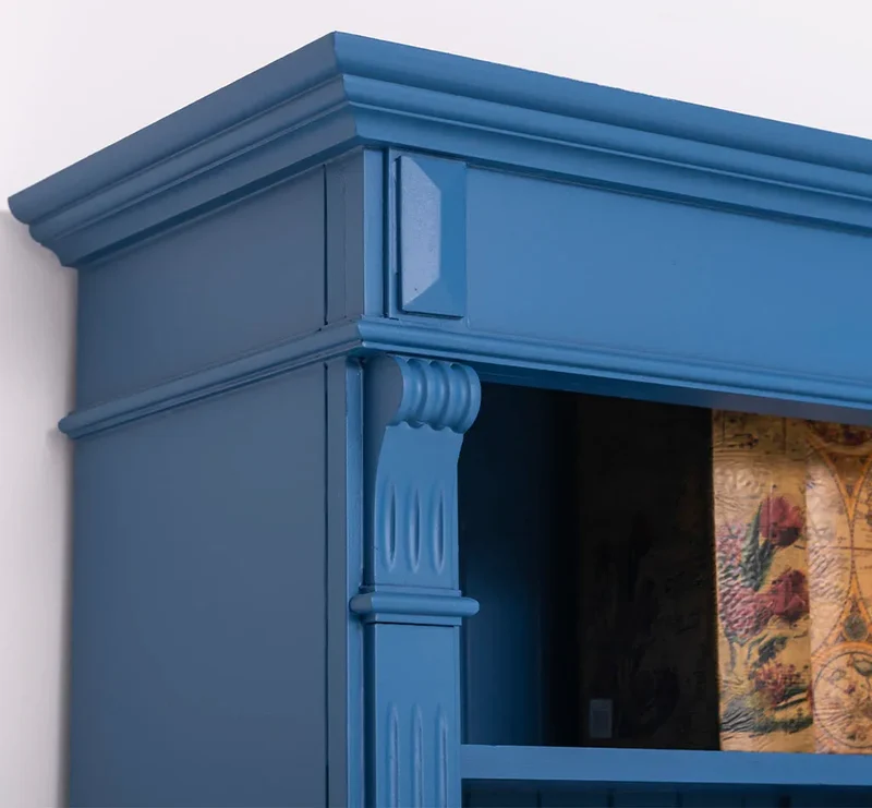 Großes Bücherregal aus Massivholz mit verzierter Kranzleiste | Regalwand in verschiedenen Farben