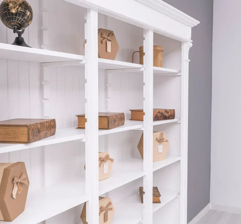 Großes Bücherregal aus Massivholz mit verzierter Kranzleiste | Regalwand in verschiedenen Farben