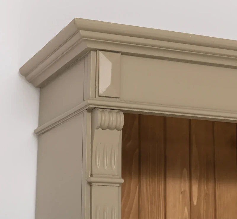 Schmales Landhausregal mit verstellbaren Regalböden