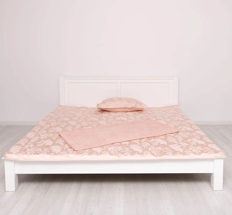 Schlichtes Bett aus Massivholz- in verschiedenen Größen