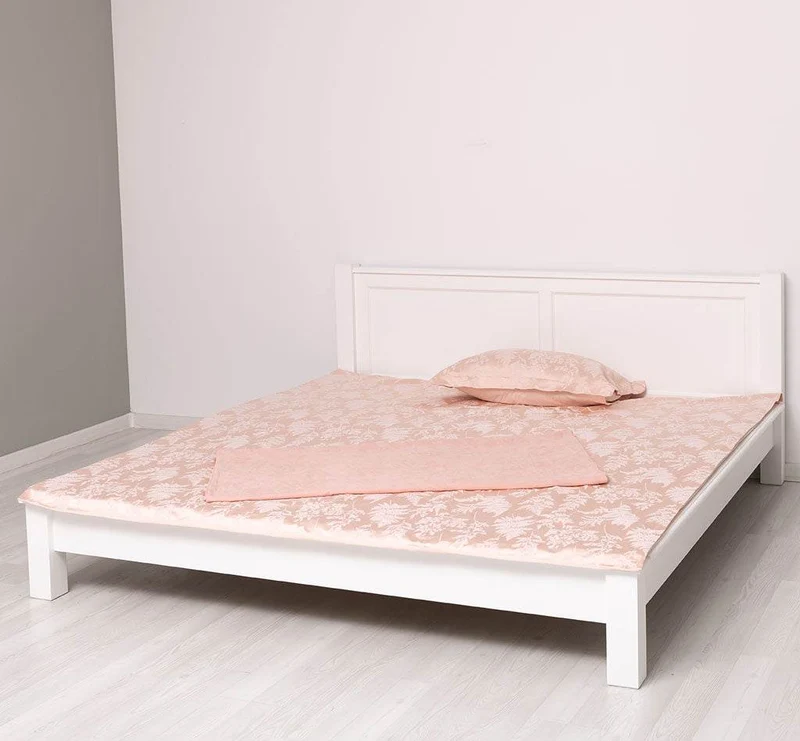 Schlichtes Bett aus Massivholz- in verschiedenen Größen