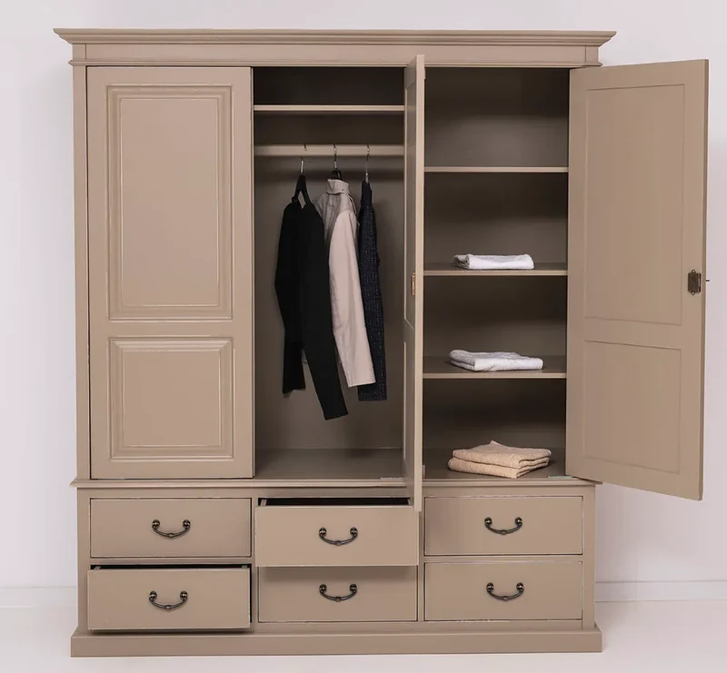 Kleiderschrank aus Massivholz mit sechs Schubladen - 3-türig