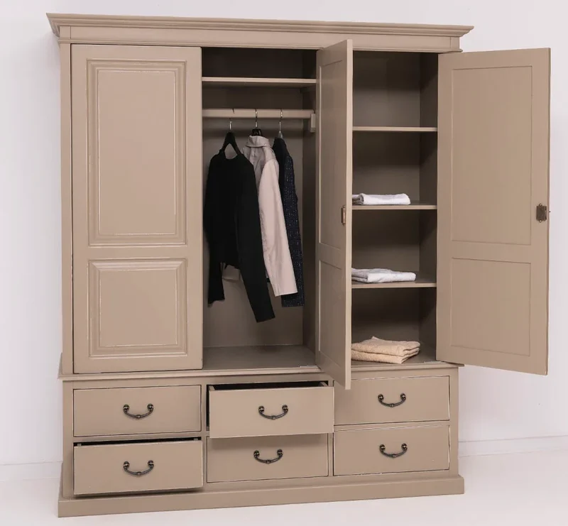 Kleiderschrank aus Massivholz mit sechs Schubladen - 3-türig