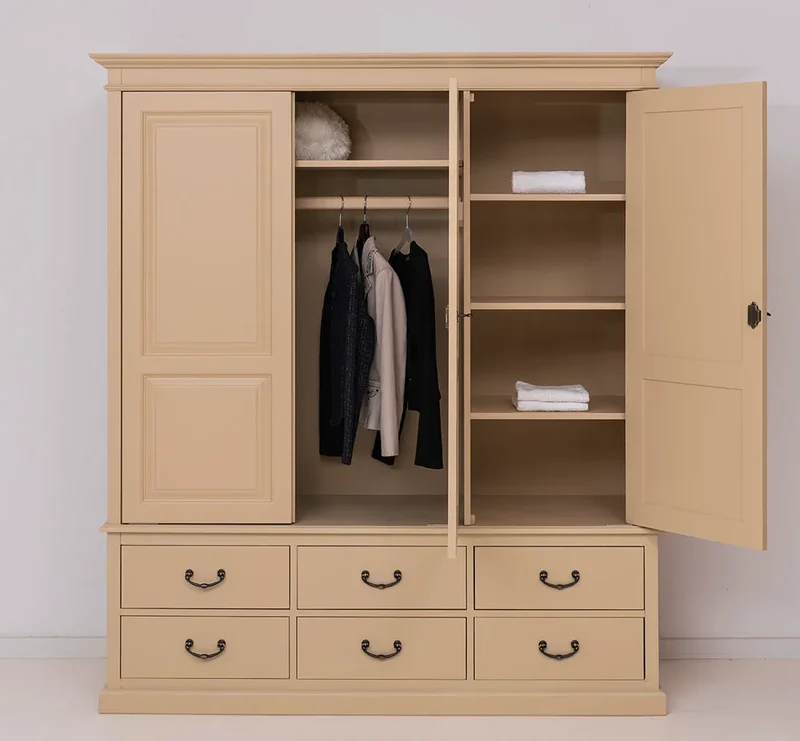 Kleiderschrank aus Massivholz mit sechs Schubladen - 3-türig