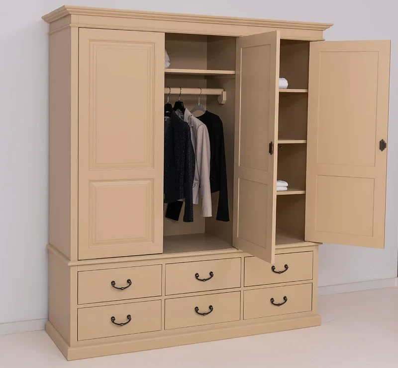 Kleiderschrank aus Massivholz mit sechs Schubladen - 3-türig