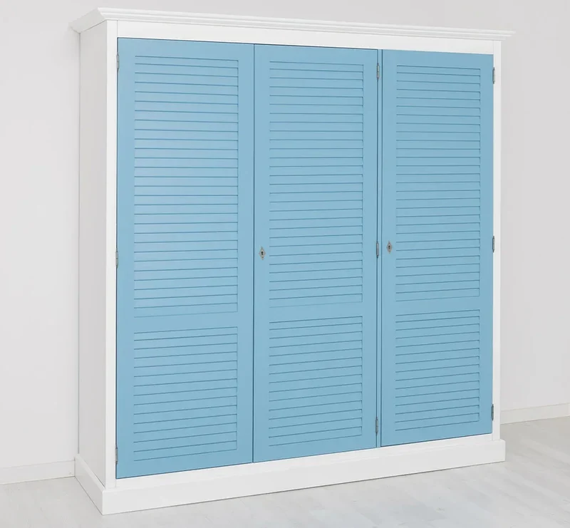 Abschließbarer Kleiderschrank aus Massivholz mit Lamellentüren