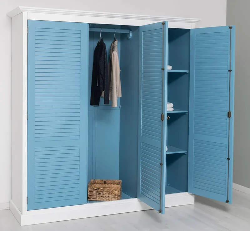 Abschließbarer Kleiderschrank aus Massivholz mit Lamellentüren