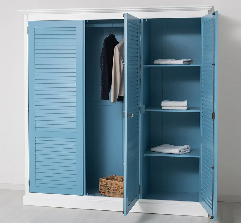 Abschließbarer Kleiderschrank aus Massivholz mit Lamellentüren