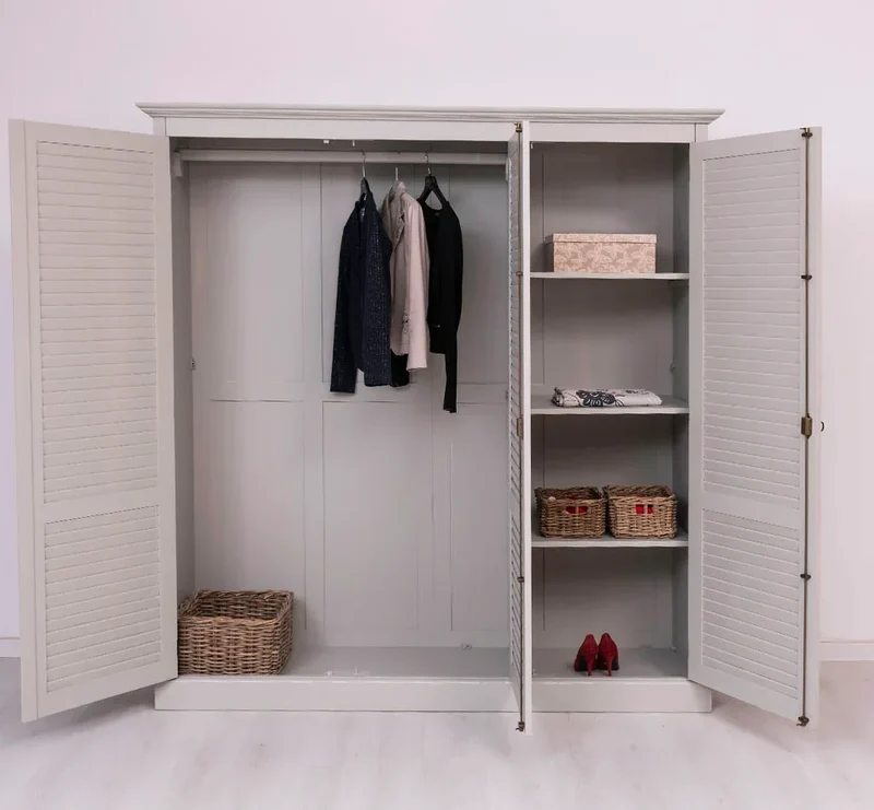Abschließbarer Kleiderschrank aus Massivholz mit Lamellentüren