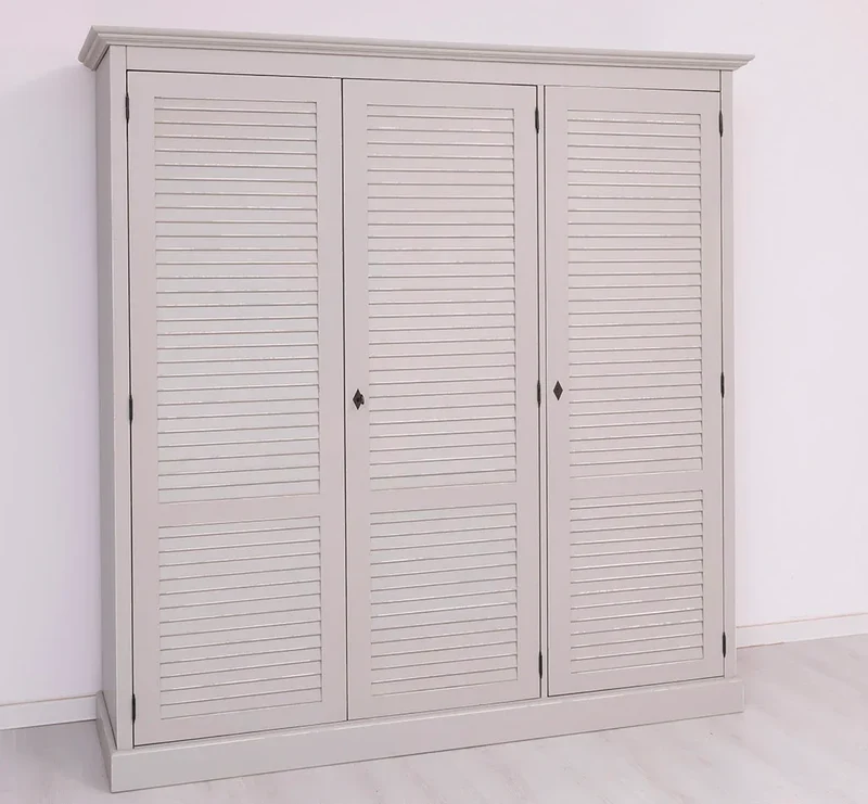 Abschließbarer Kleiderschrank aus Massivholz mit Lamellentüren