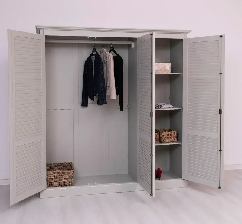 Abschließbarer Kleiderschrank aus Massivholz mit Lamellentüren