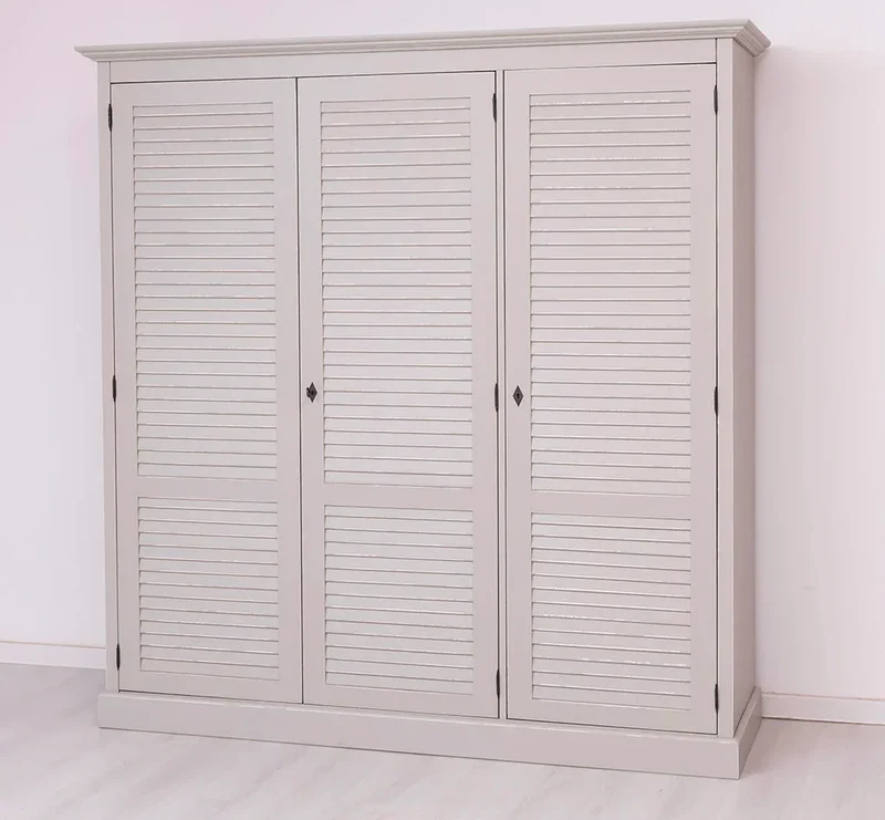 Abschließbarer Kleiderschrank aus Massivholz mit Lamellentüren