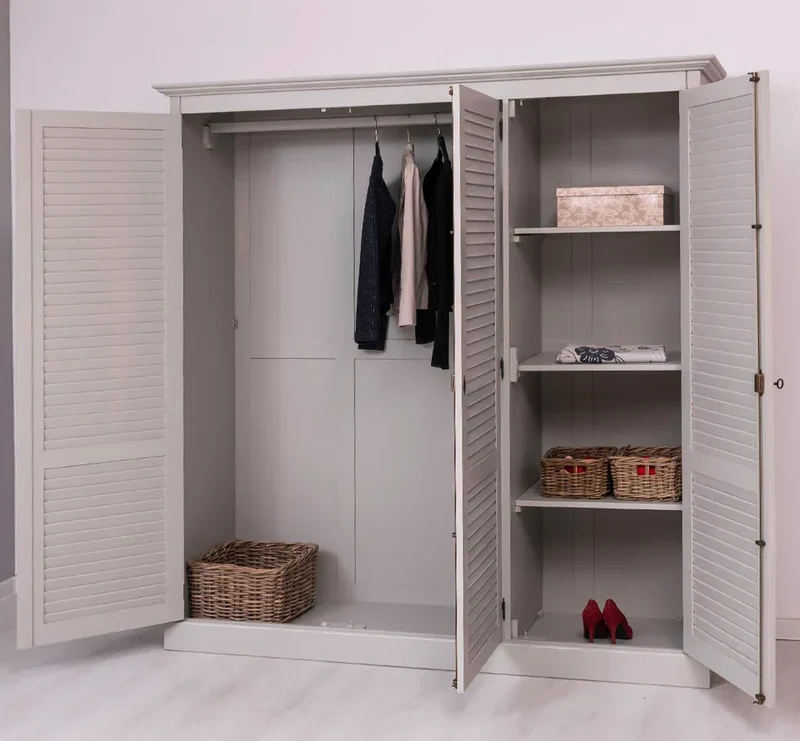 Abschließbarer Kleiderschrank aus Massivholz mit Lamellentüren