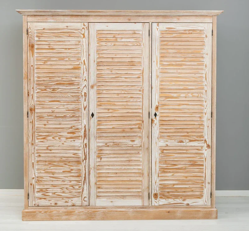 Abschließbarer Kleiderschrank aus Massivholz mit Lamellentüren