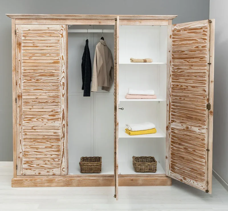 Abschließbarer Kleiderschrank aus Massivholz mit Lamellentüren