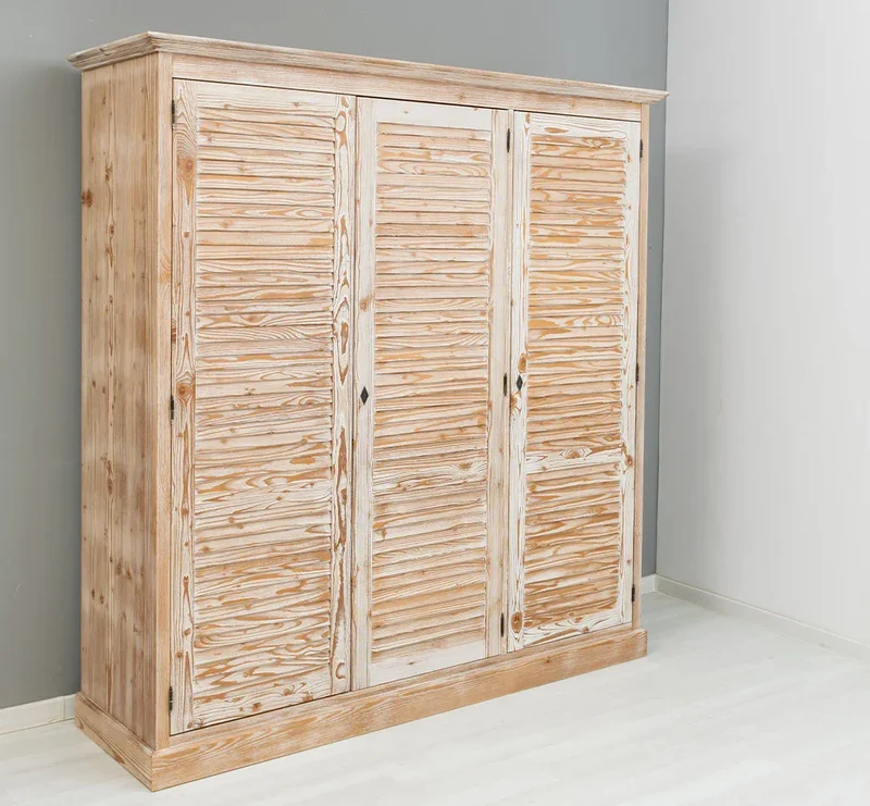Abschließbarer Kleiderschrank aus Massivholz mit Lamellentüren
