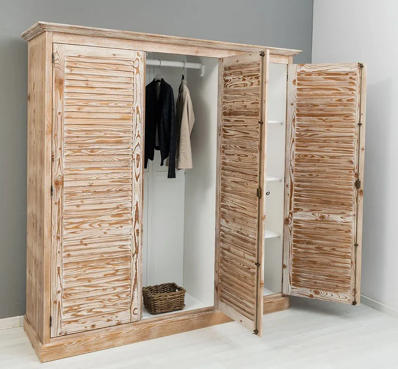 Abschließbarer Kleiderschrank aus Massivholz mit Lamellentüren
