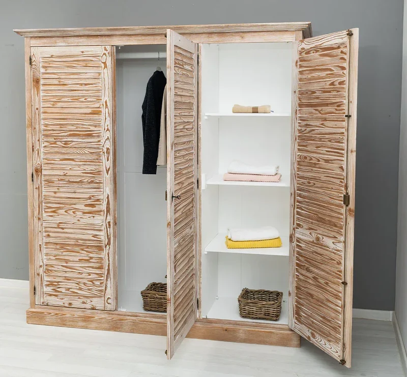 Abschließbarer Kleiderschrank aus Massivholz mit Lamellentüren