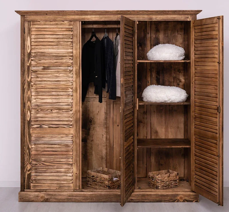 Abschließbarer Kleiderschrank aus Massivholz mit Lamellentüren