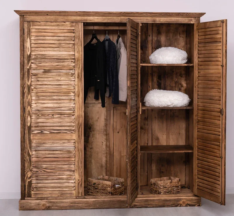 Abschließbarer Kleiderschrank aus Massivholz mit Lamellentüren