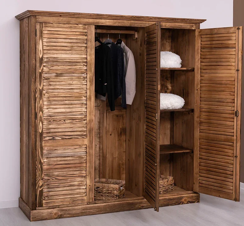 Abschließbarer Kleiderschrank aus Massivholz mit Lamellentüren