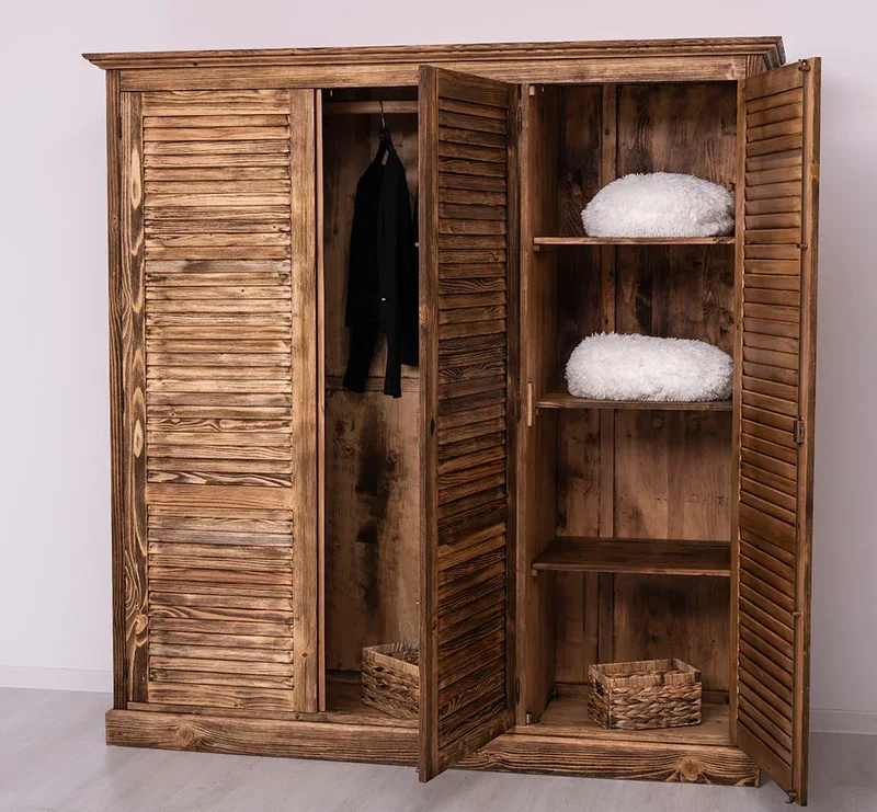 Abschließbarer Kleiderschrank aus Massivholz mit Lamellentüren